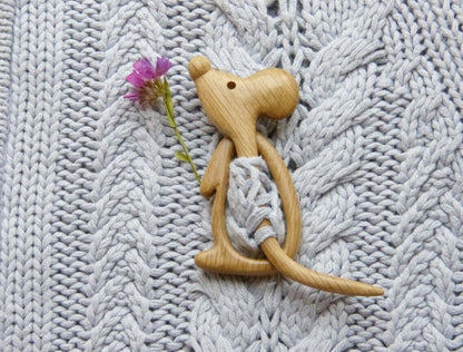 BROOCH PIN WITH WOODEN ANIMAL PATTERN