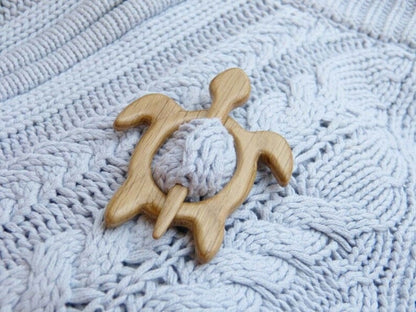 BROOCH PIN WITH WOODEN ANIMAL PATTERN