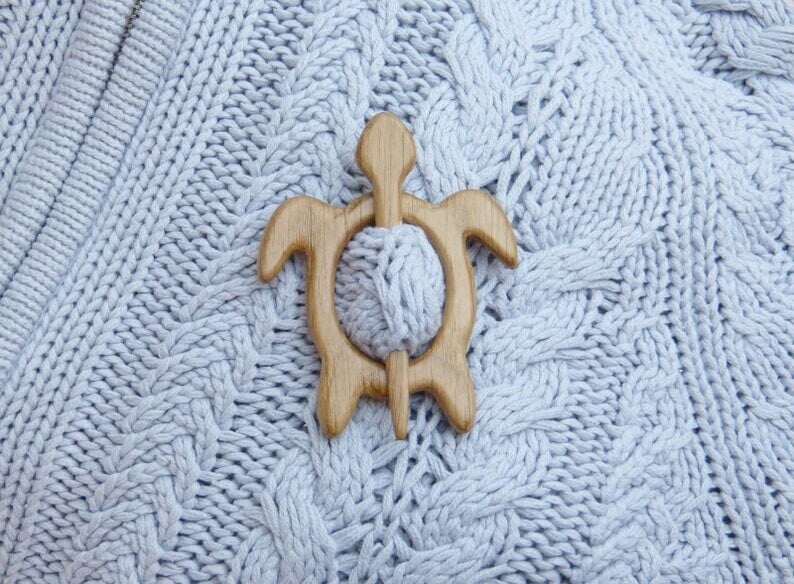 BROOCH PIN WITH WOODEN ANIMAL PATTERN
