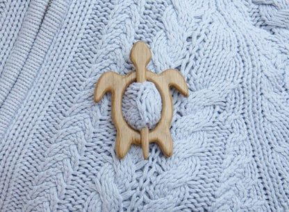 BROOCH PIN WITH WOODEN ANIMAL PATTERN