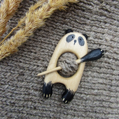 BROOCH PIN WITH WOODEN ANIMAL PATTERN