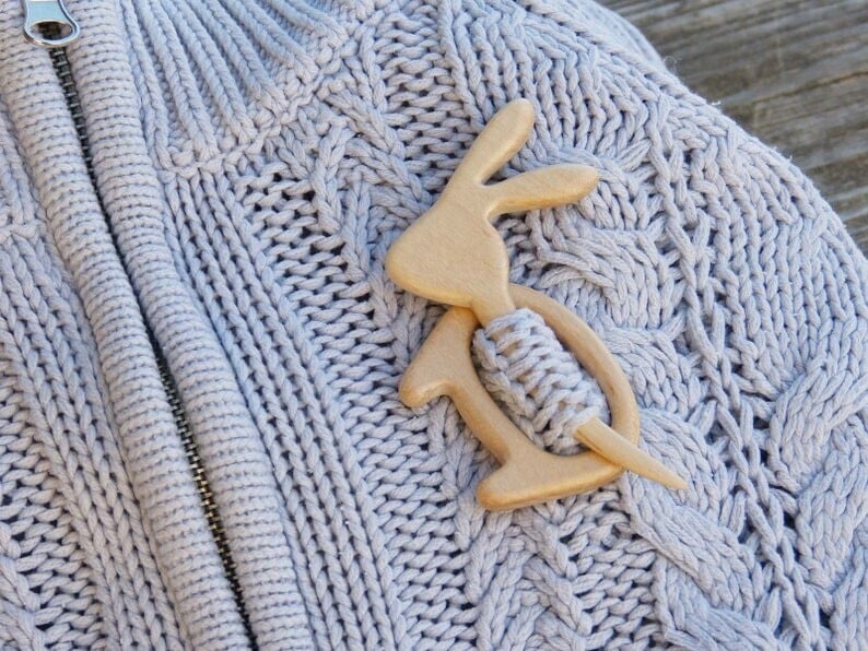 BROOCH PIN WITH WOODEN ANIMAL PATTERN