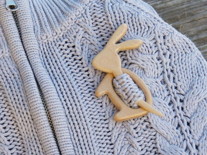 BROOCH PIN WITH WOODEN ANIMAL PATTERN