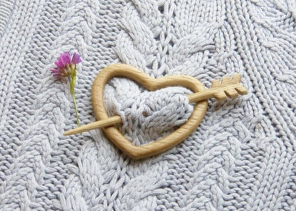 BROOCH PIN WITH WOODEN ANIMAL PATTERN