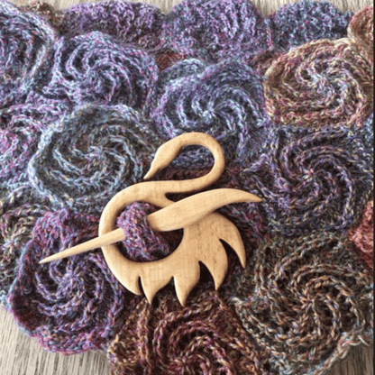 BROOCH PIN WITH WOODEN ANIMAL PATTERN