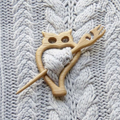 BROOCH PIN WITH WOODEN ANIMAL PATTERN
