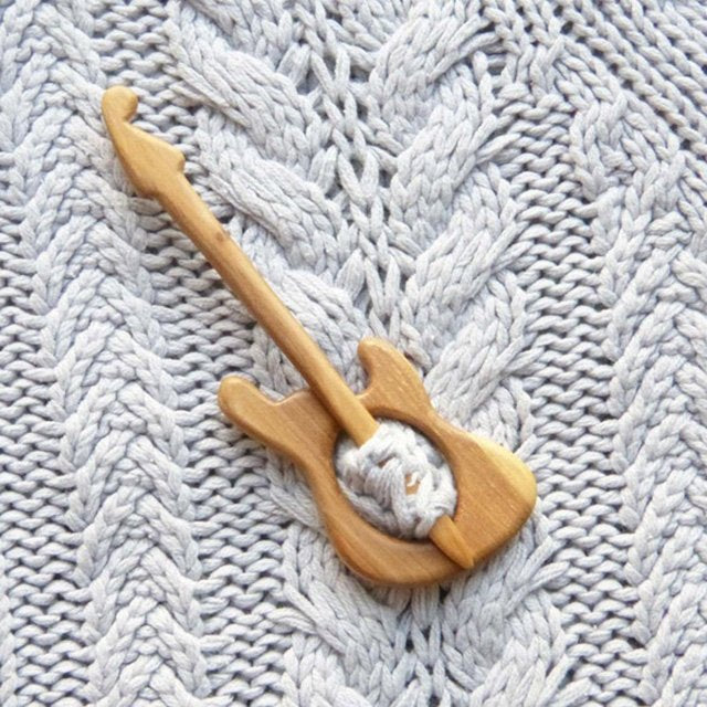 BROOCH PIN WITH WOODEN ANIMAL PATTERN