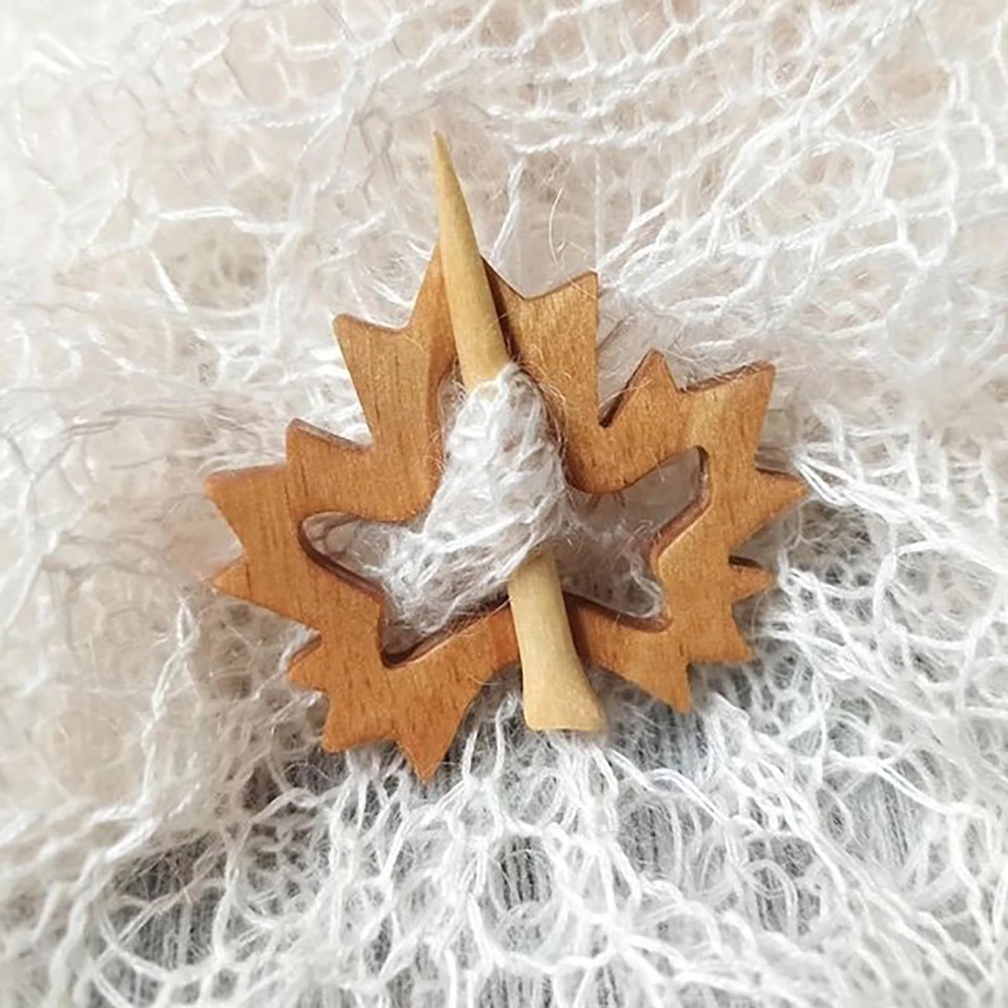 BROOCH PIN WITH WOODEN ANIMAL PATTERN