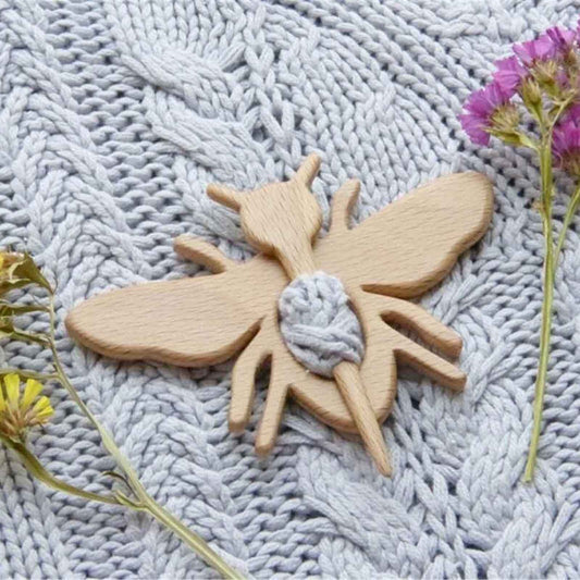 BROOCH PIN WITH WOODEN ANIMAL PATTERN