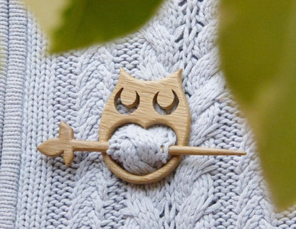 BROOCH PIN WITH WOODEN ANIMAL PATTERN