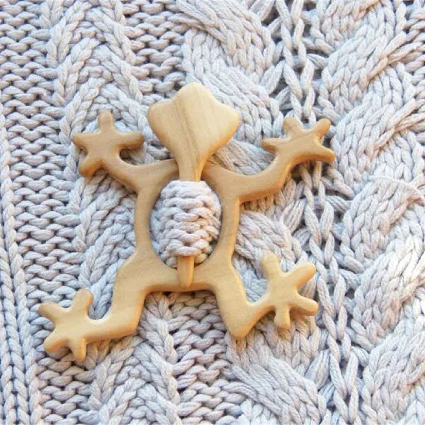 BROOCH PIN WITH WOODEN ANIMAL PATTERN