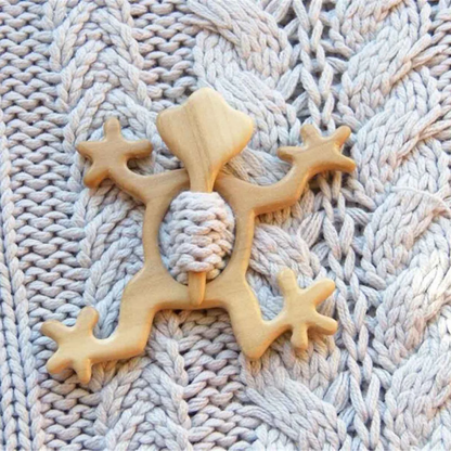 BROOCH PIN WITH WOODEN ANIMAL PATTERN