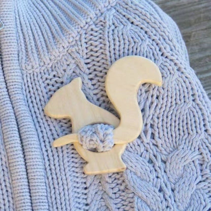 BROOCH PIN WITH WOODEN ANIMAL PATTERN