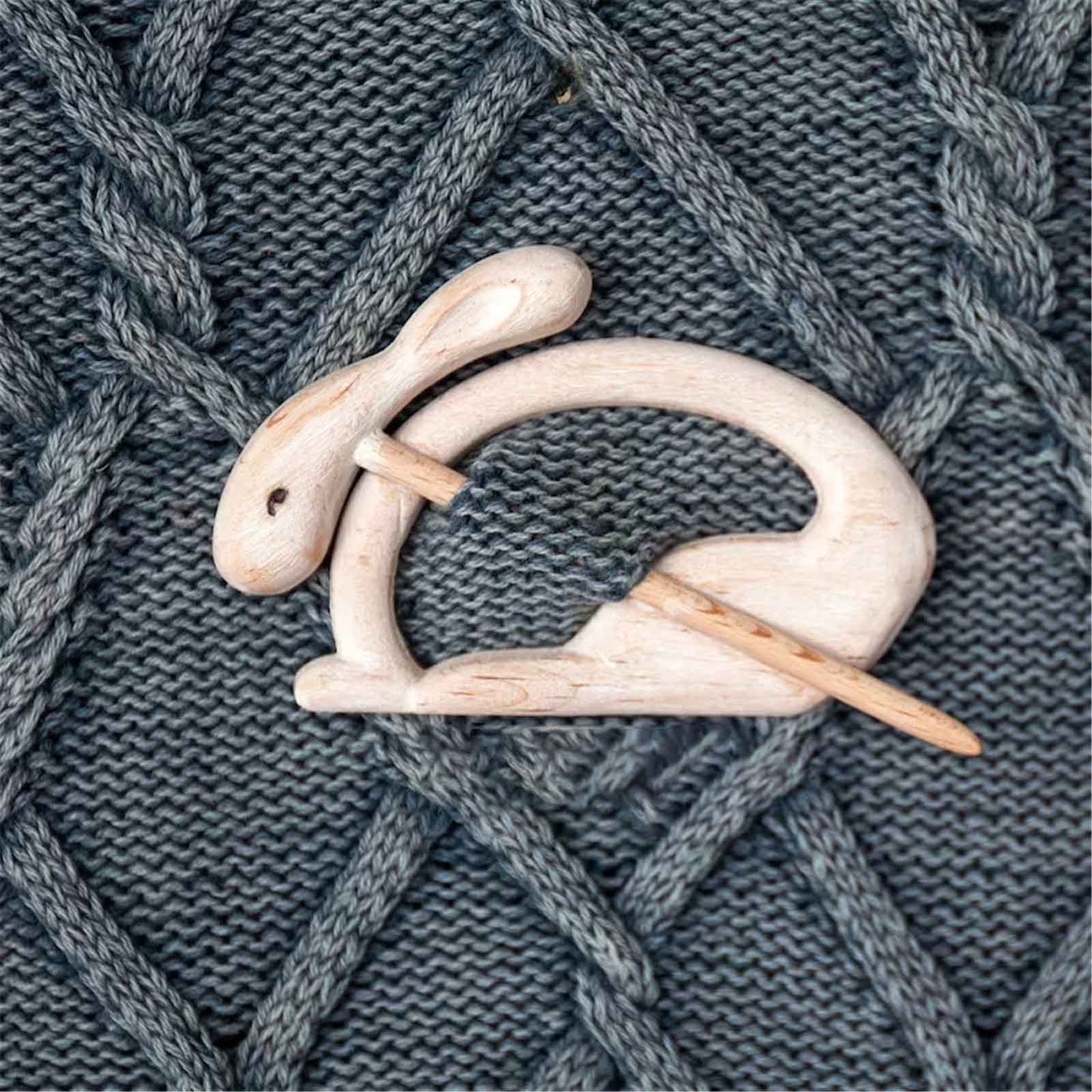 BROOCH PIN WITH WOODEN ANIMAL PATTERN