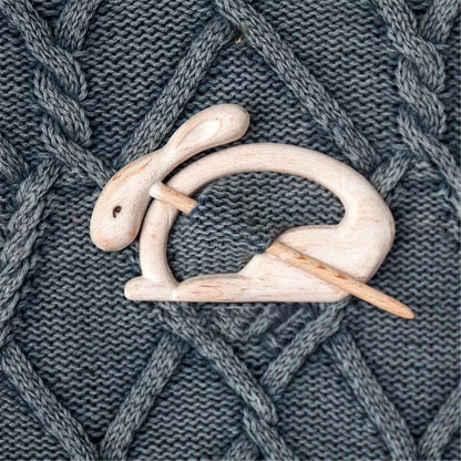 BROOCH PIN WITH WOODEN ANIMAL PATTERN