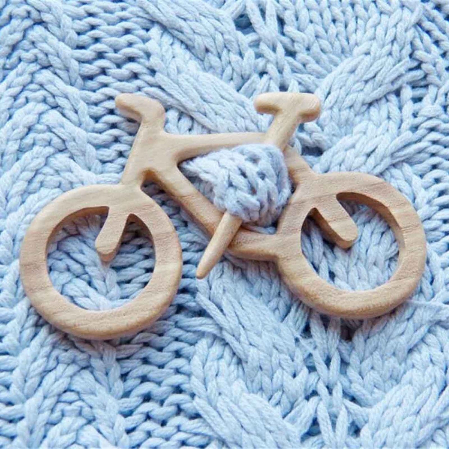 BROOCH PIN WITH WOODEN ANIMAL PATTERN