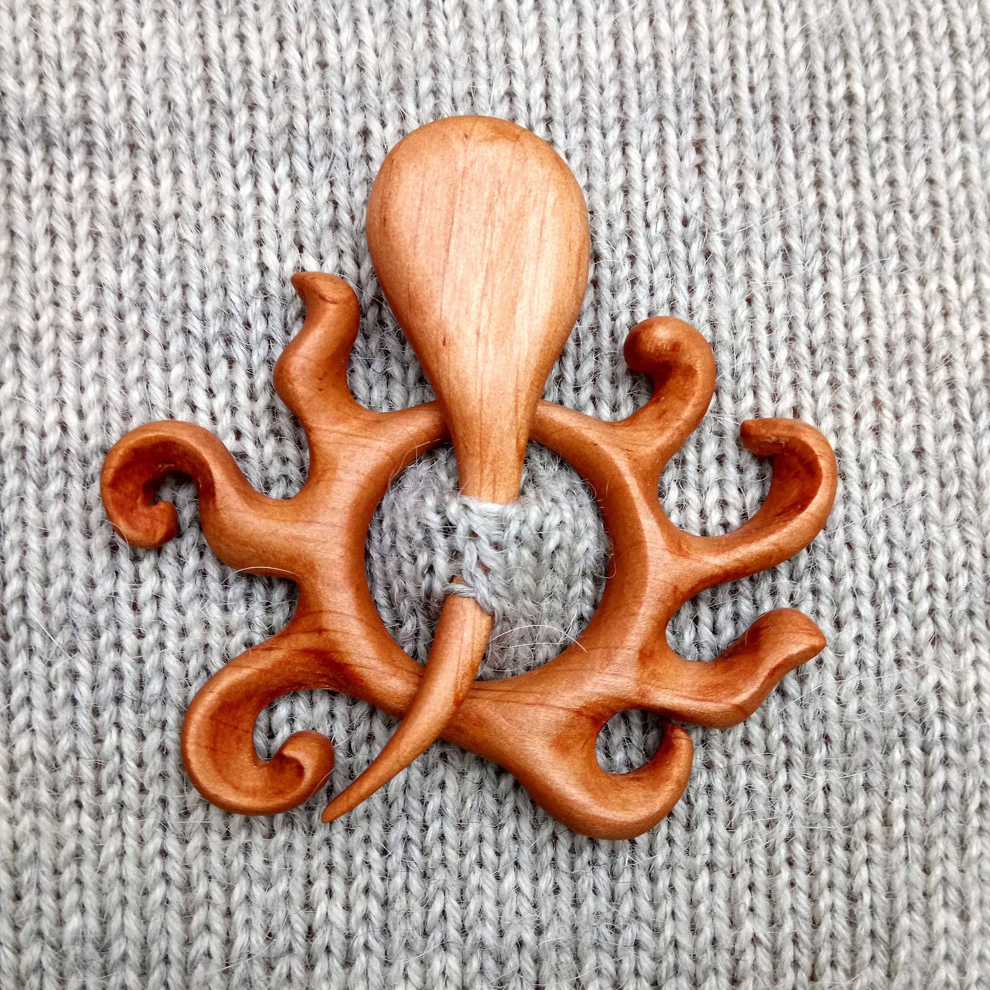 BROOCH PIN WITH WOODEN ANIMAL PATTERN