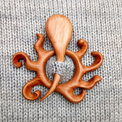 BROOCH PIN WITH WOODEN ANIMAL PATTERN