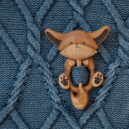 BROOCH PIN WITH WOODEN ANIMAL PATTERN
